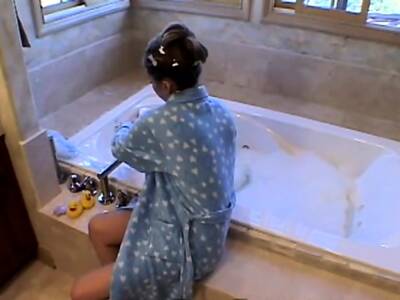 Teens slutty bathing sesh - drtuber.com